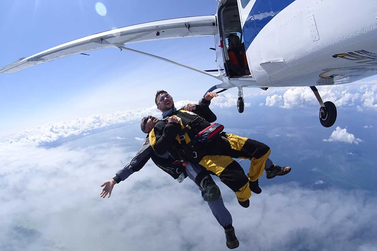 Apprendre à faire confiance grâce au parachutisme