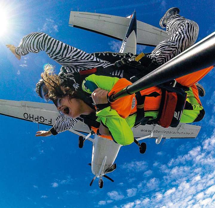 Mon ado veut faire un saut en parachute : est-ce une bonne ou une mauvaise idée ?