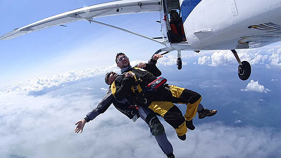 Apprendre à faire confiance grâce au parachutisme
