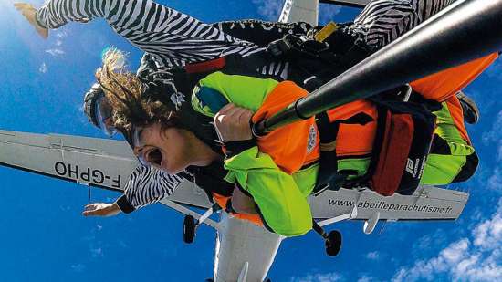 Mon ado veut faire un saut en parachute : est-ce une bonne ou une mauvaise idée ?