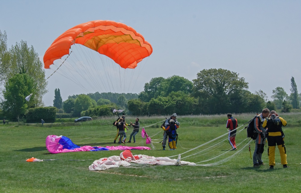Saut en parachute ou saut à l'élastique ?
