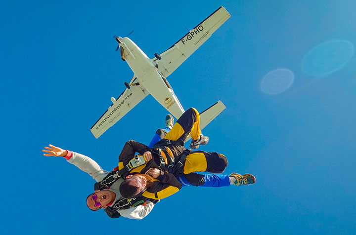 Organiser un séminaire d’entreprise en Normandie : osez le saut en parachute biplace !
