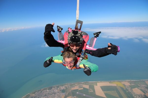 Prix saut en parachute : combien coûte un baptême en tandem ?
