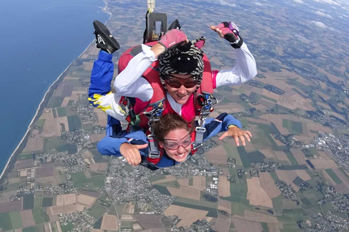 MON ADO VEUT FAIRE UN SAUT EN PARACHUTE : EST-CE UNE BONNE OU UNE MAUVAISE IDÉE ?