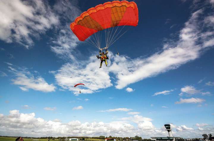 Le saut en parachute, un cadeau inoubliable pour la Saint-Valentin