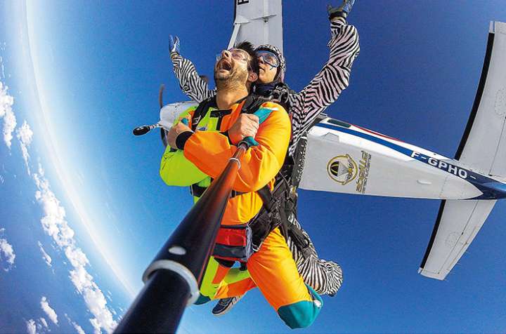 Un saut en parachute pour un enterrement de vie de célibataire inoubliable