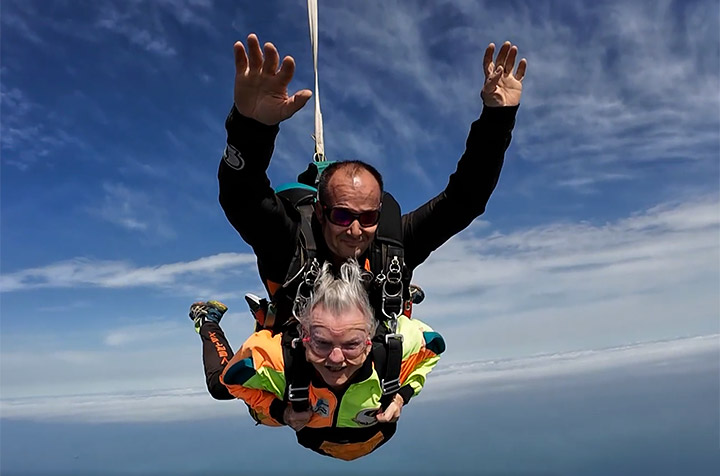 Les personnes âgées peuvent-elles sauter en parachute ?