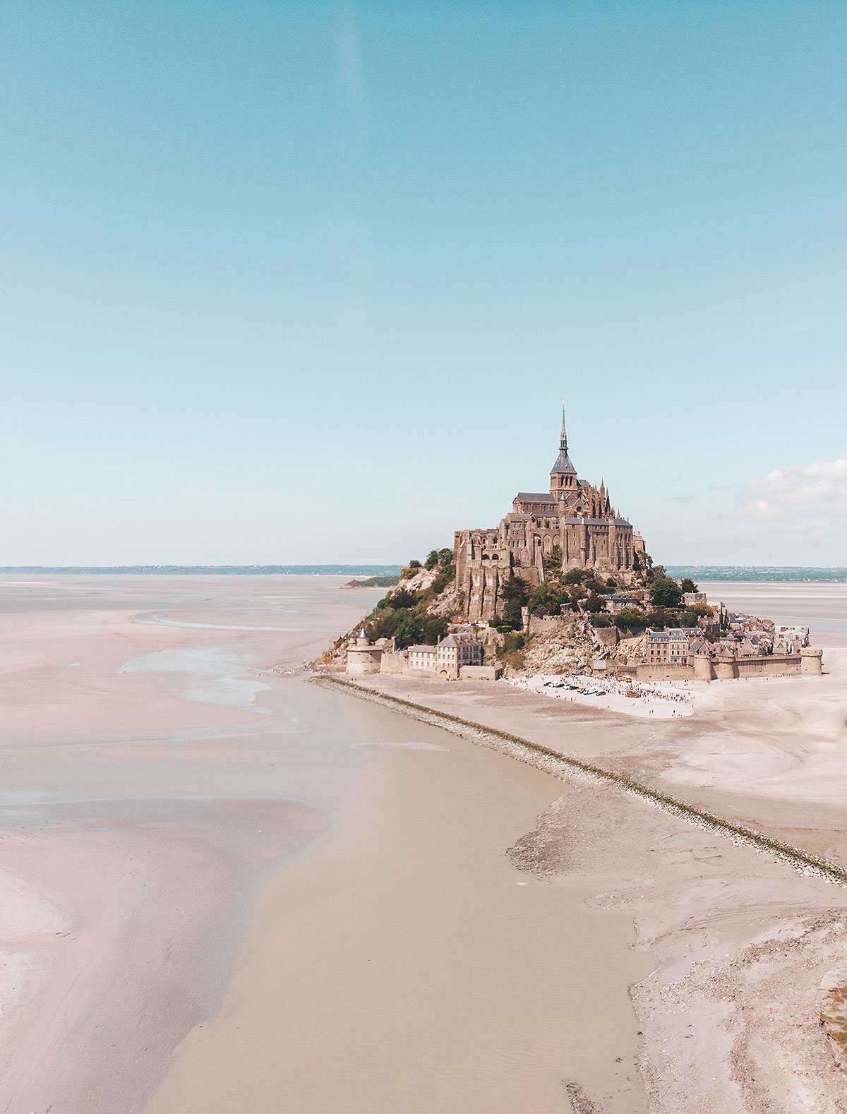 Sautez en parachute depuis le Mont-Saint-Michel avec Abeille Parachutisme