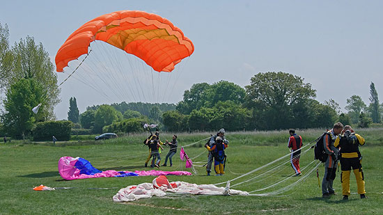 Saut en parachute ou saut à l'élastique ?