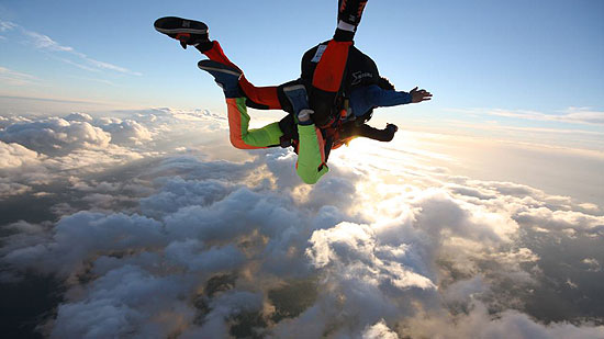 Offrez un saut en parachute à un bachelier