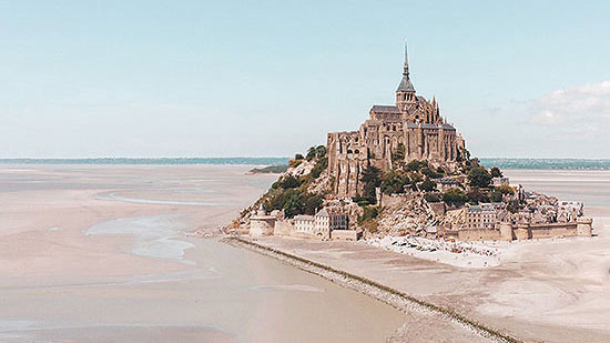 Sautez en parachute depuis le Mont-Saint-Michel avec Abeille Parachutisme