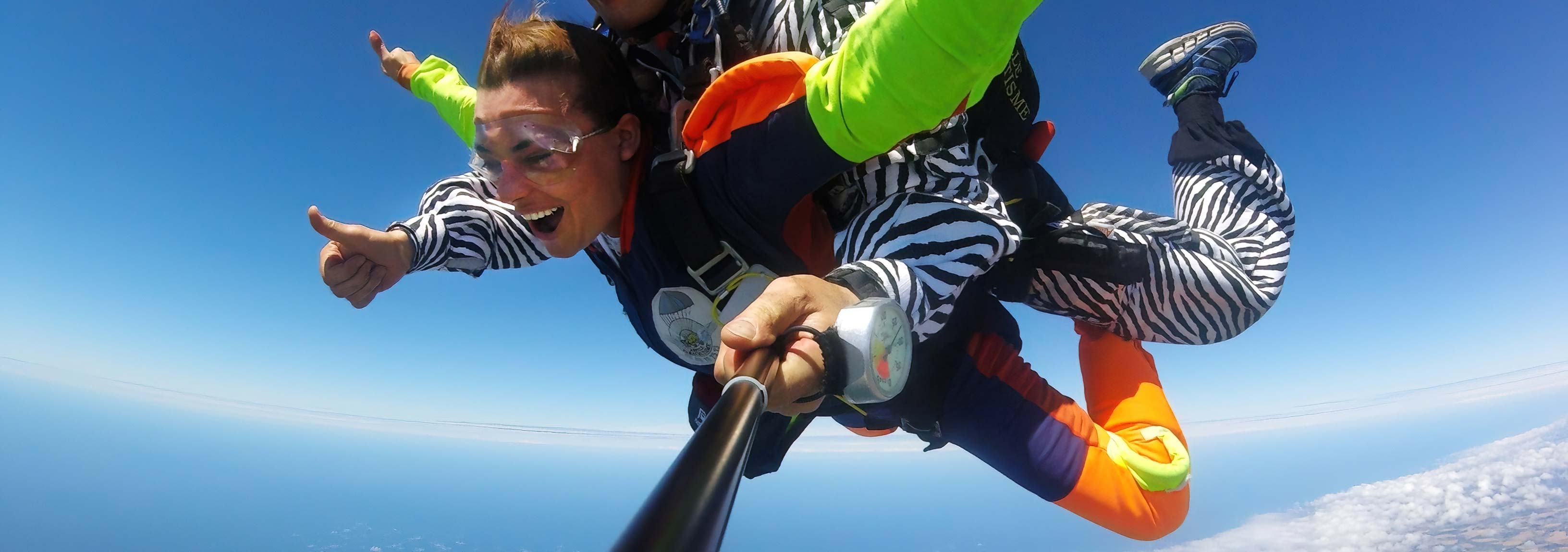 Groupe lors d’un saut en parachute tandem pour un team building