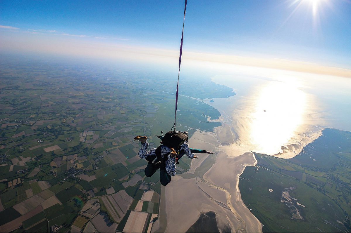 Vue aérienne pendant un saut en parachute tandem en Normandie